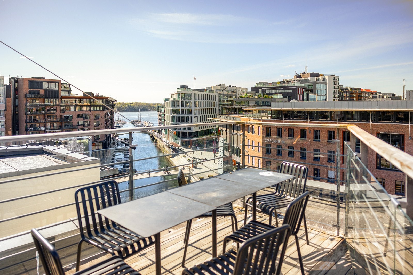 Fra takterrassen kan du nyte flott utsikt i retning Oslofjorden Galleribilde