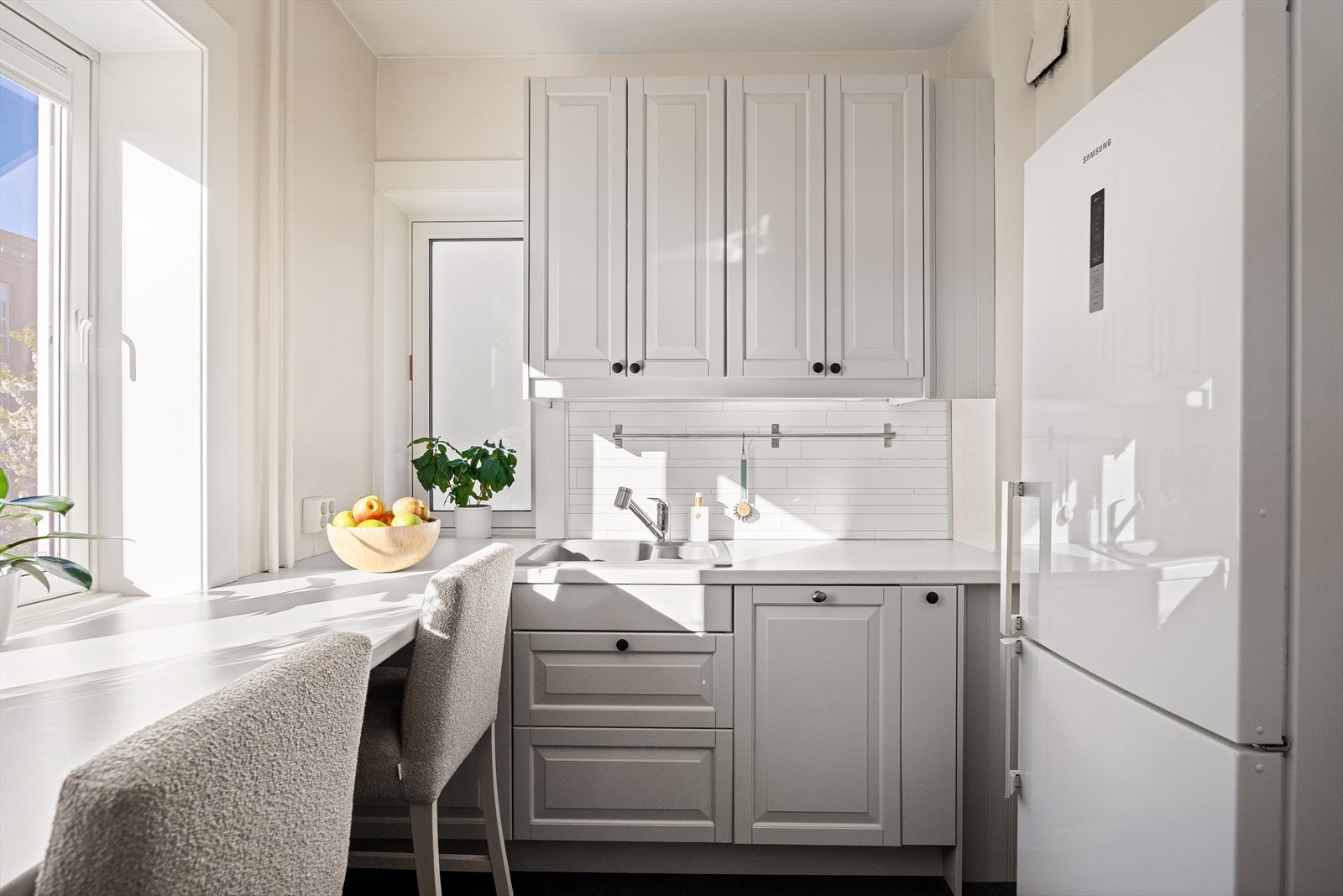 Kjøkkenet er utstyrt med integrert platetopp, stekeovn og oppvaskmaskin, samt frittstående kjøl-/fryseskap. Galleribilde