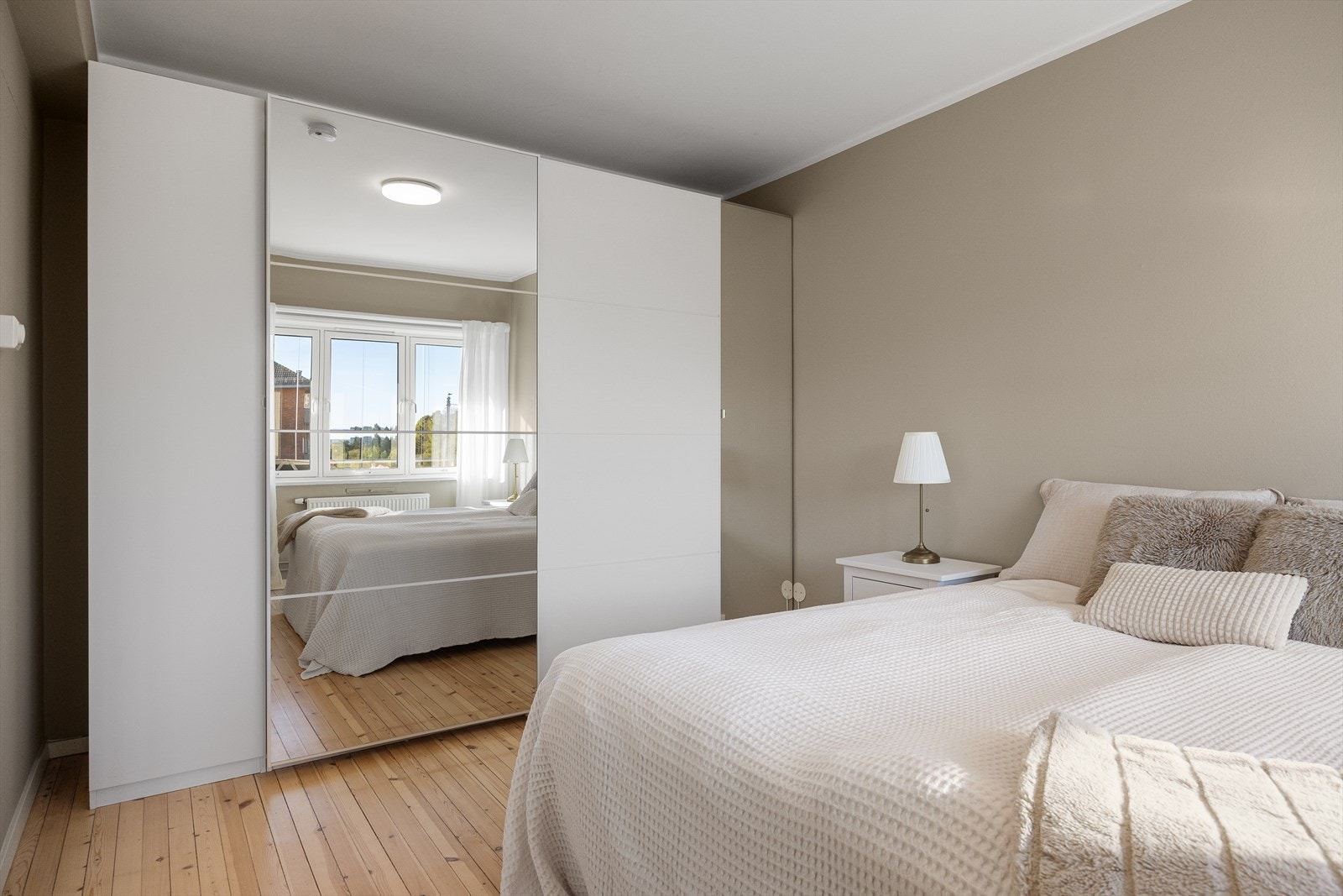 Her finnes også en praktisk skyvedørsgarderobe som byr på rikelig med oppbevaringsplass for klær og tilbehør. Galleribilde