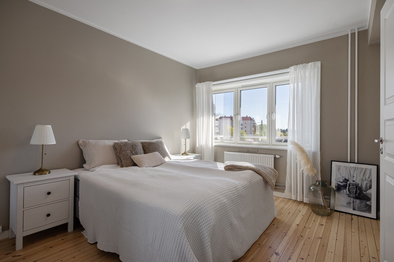 Romslig hovedsoverom med god plass til en stor dobbeltseng og øvrig møblement. Galleribilde