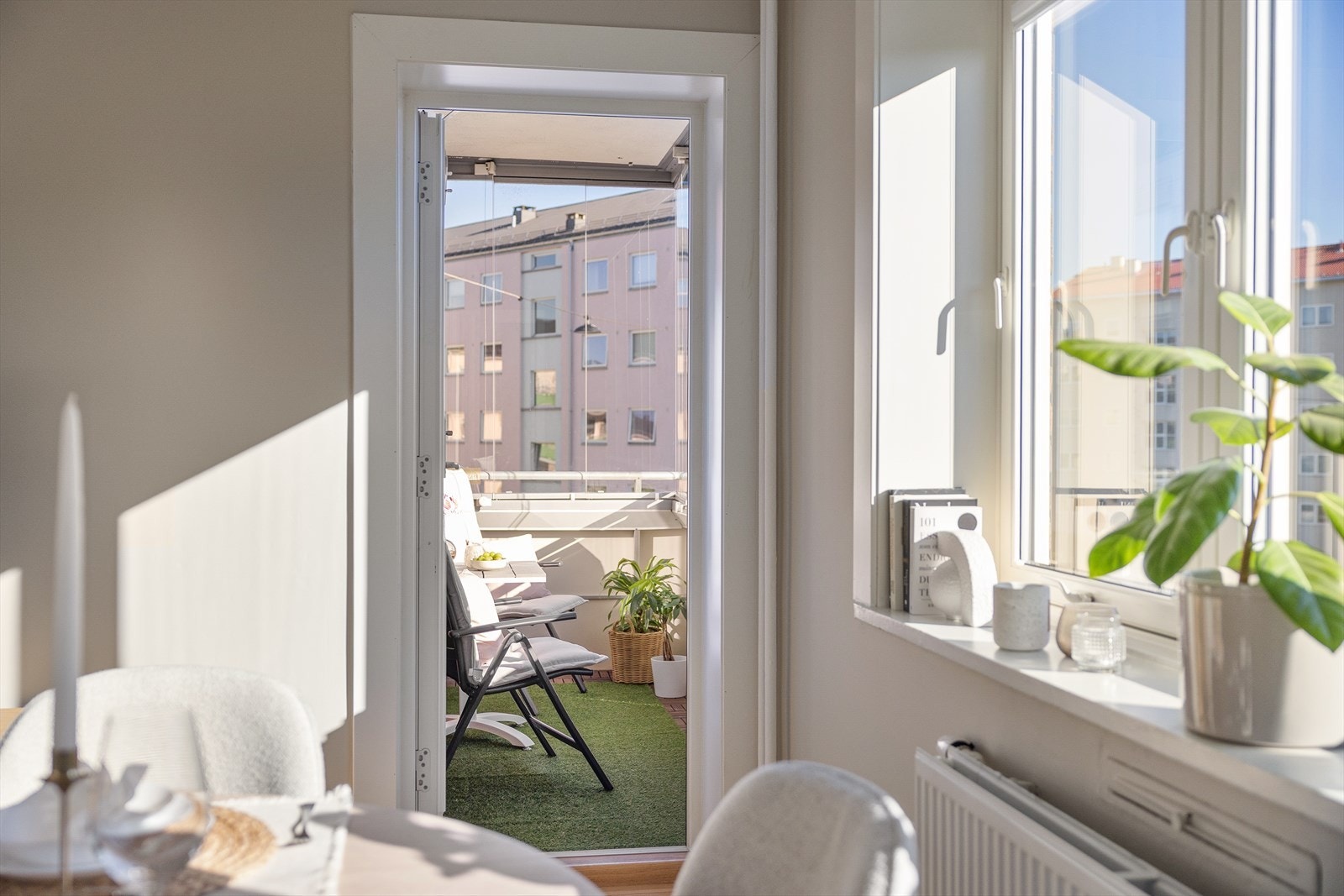 Fra stuen er det utgang til en sydvestvendt, innglasset balkong på ca. 6 kvm. Galleribilde