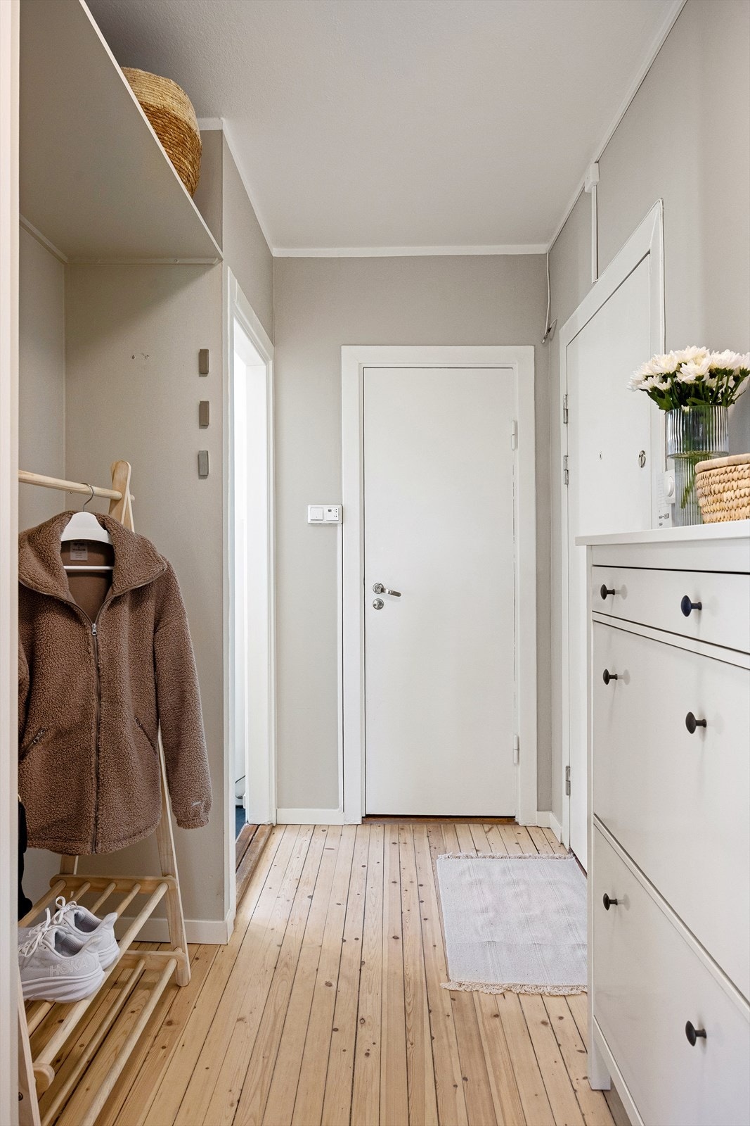 Innbydende og lys entré med god plass til skoskap og oppheng av klær. Her finner du også boligens porttelefon. Galleribilde