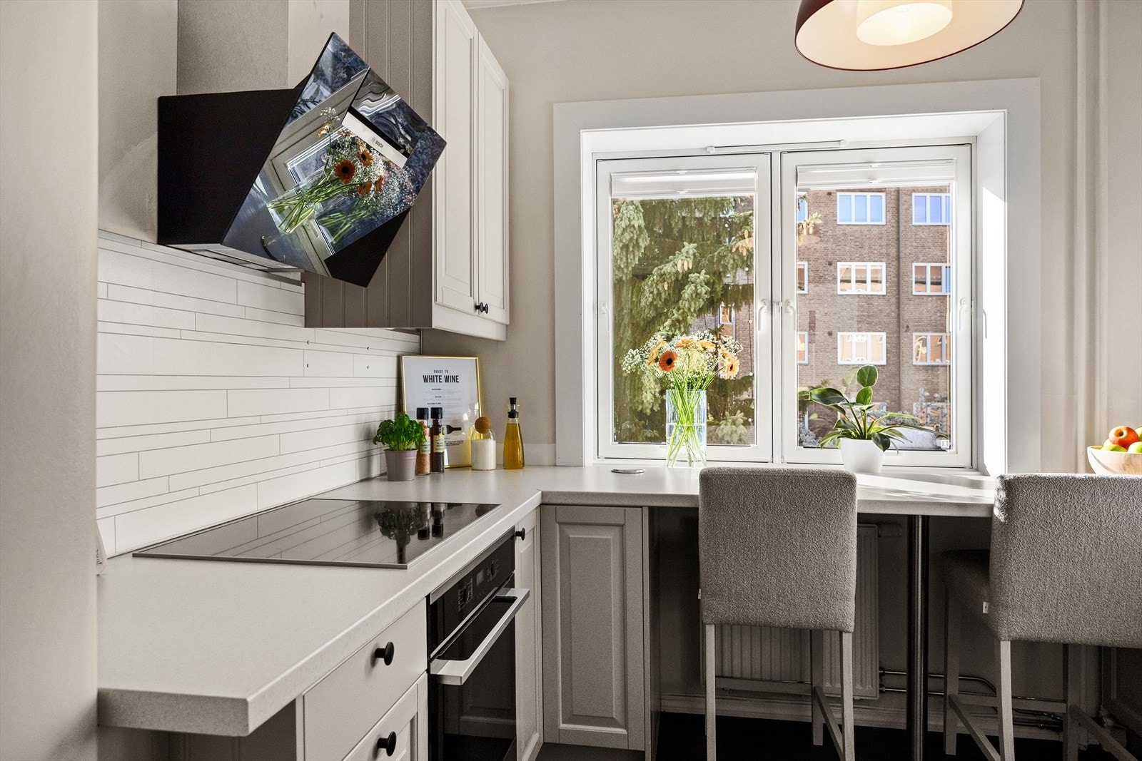 En hyggelig nisje med plass til to barstoler gir en naturlig spiseplass - perfekt for morgenkaffen eller en rask frokost. Galleribilde