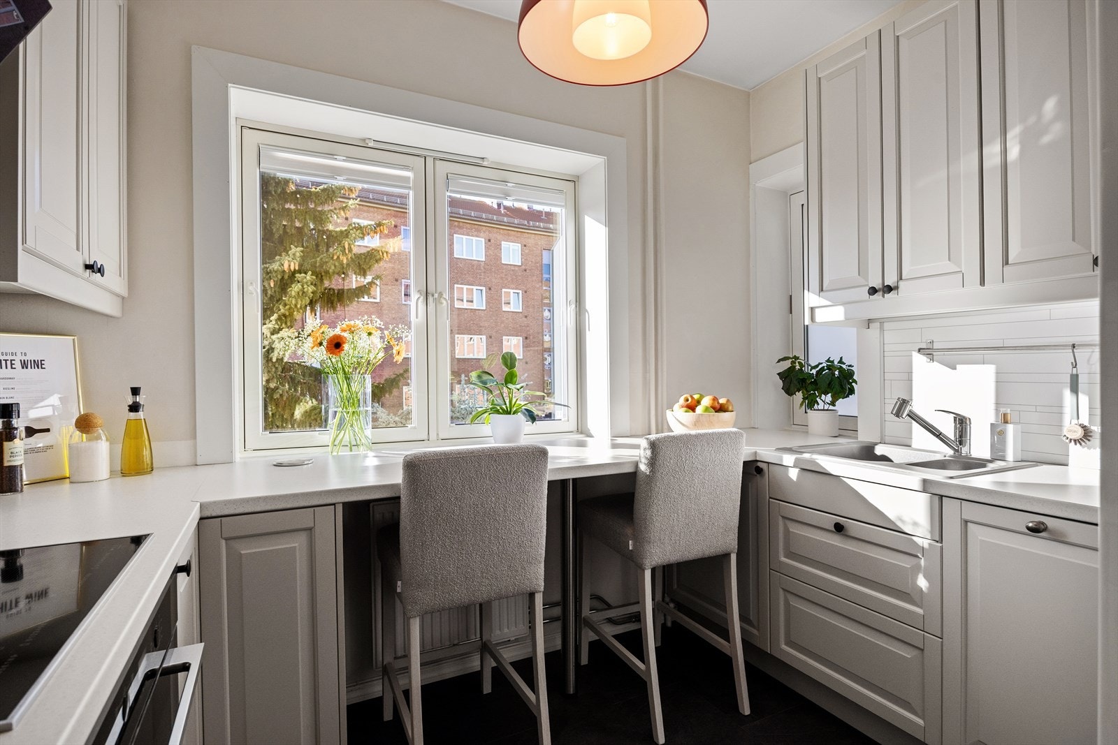 Stilrent kjøkken fra 2016 med klassiske, profilerte fronter og god skapplass både over og under benken. Galleribilde