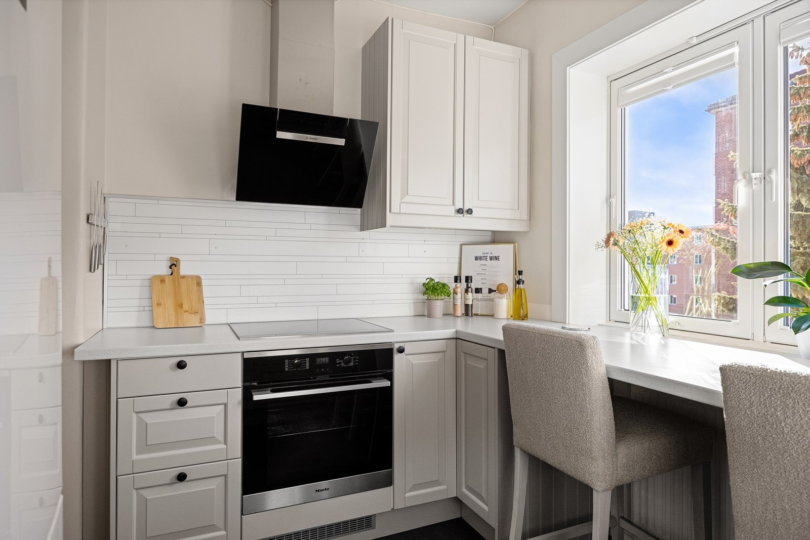 Innredningen har en praktisk laminat benkeplate, nedfelt oppvaskkum fra Blanco og ettgreps armatur fra Mora. Det er belysning og stikkontakter under overskapene, samt en kullfiltervifte montert over stekesonen. Galleribilde