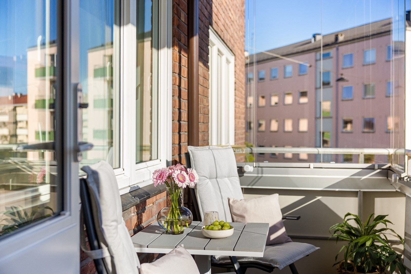 Et lunt og solrikt uterom med plass til utemøbler, perfekt for å nyte lange, rolige sommerdager. Galleribilde