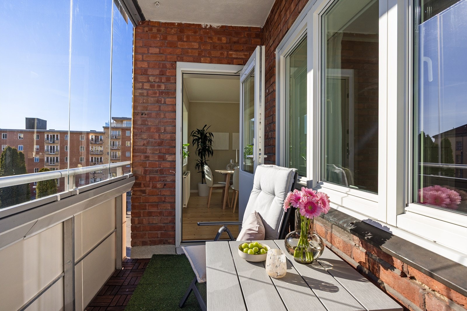 Den innglassede balkongen gir et lunt uteområde som kan brukes store deler av året, og glassfeltene kan åpnes delvis for å nyte solen. Galleribilde