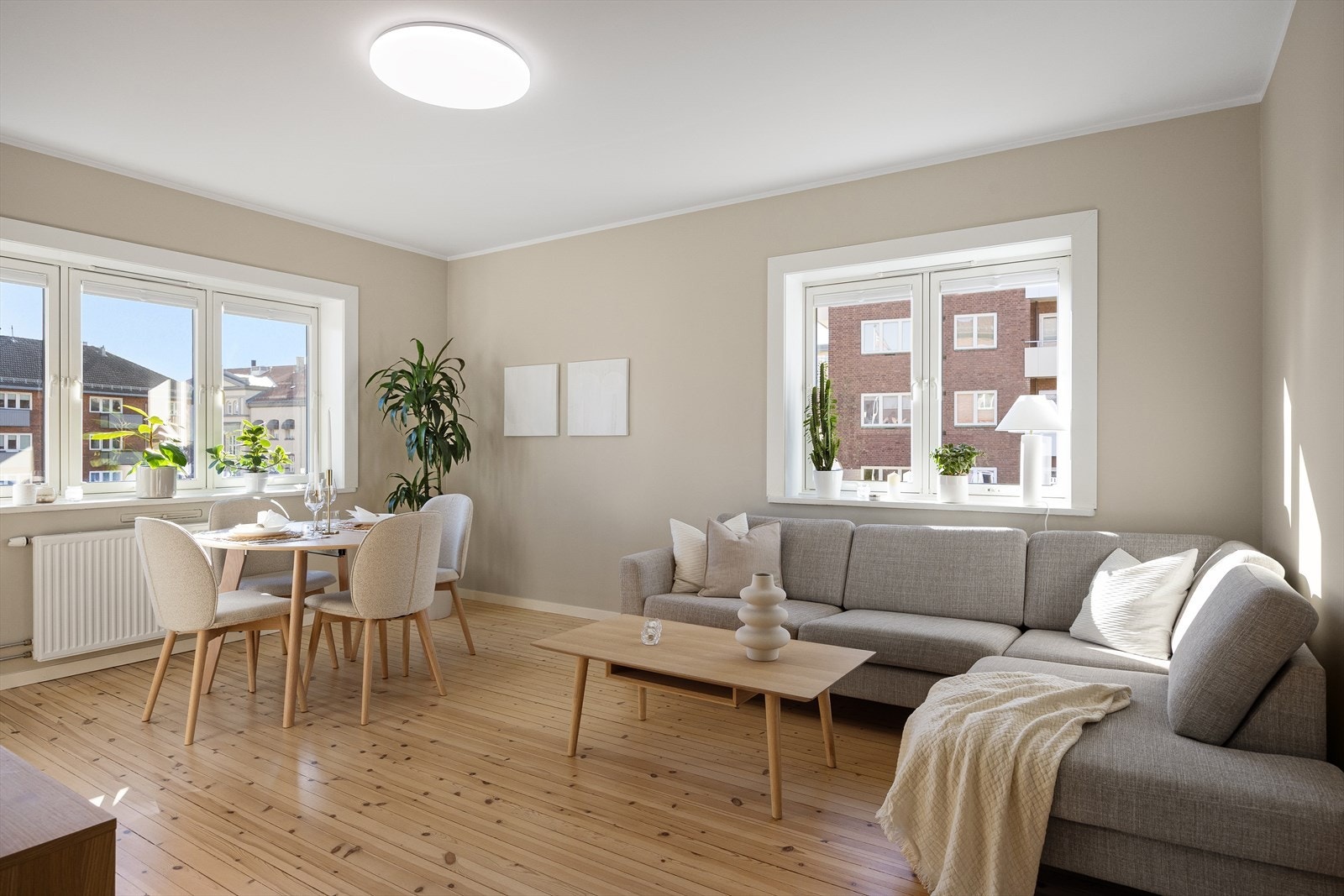 Lys og innbydende stue med god plass til både stor sofa og annet møblement. Galleribilde