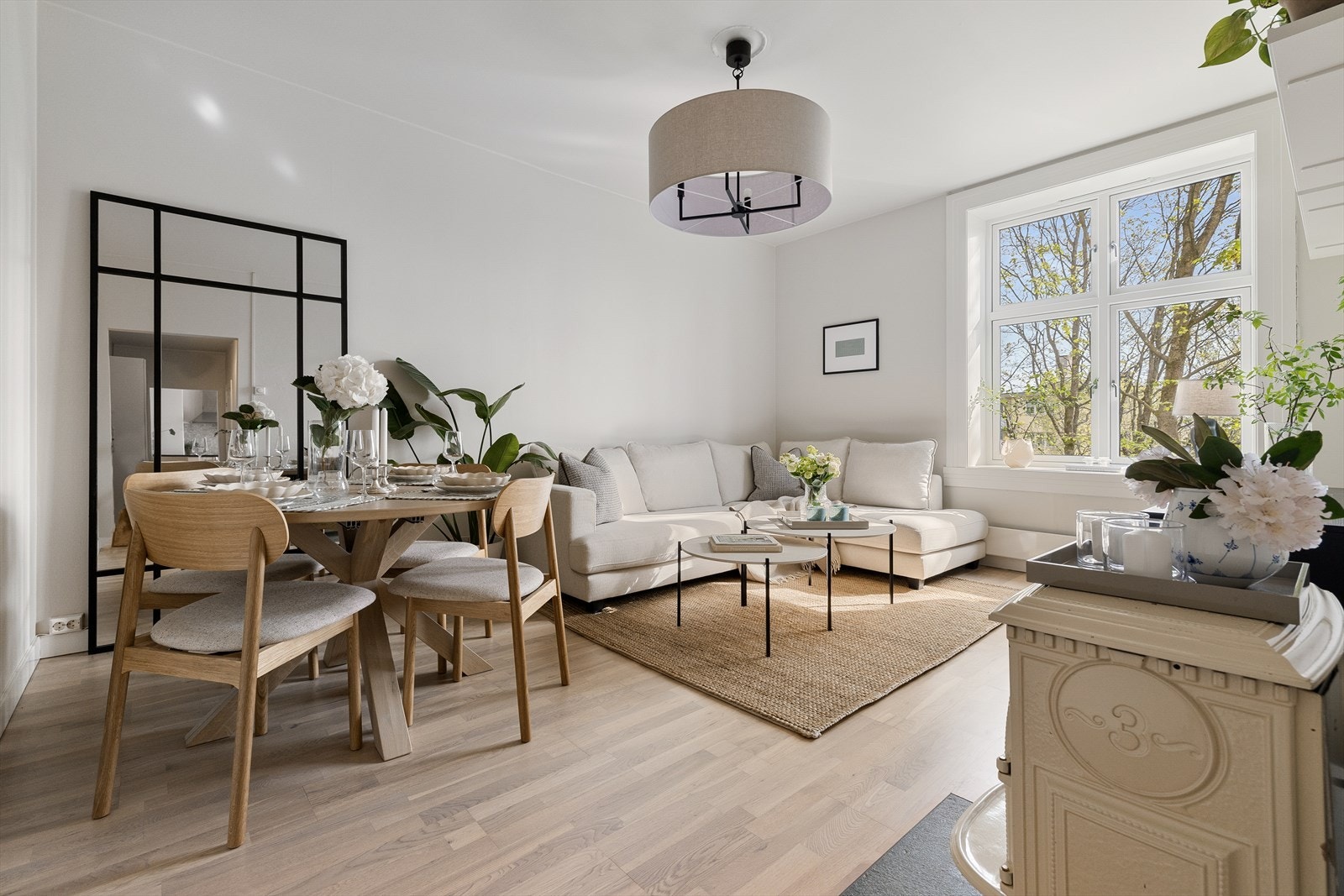 Lys og luftig stue med peis og takhøyde på ca. 2,77 meter Galleribilde