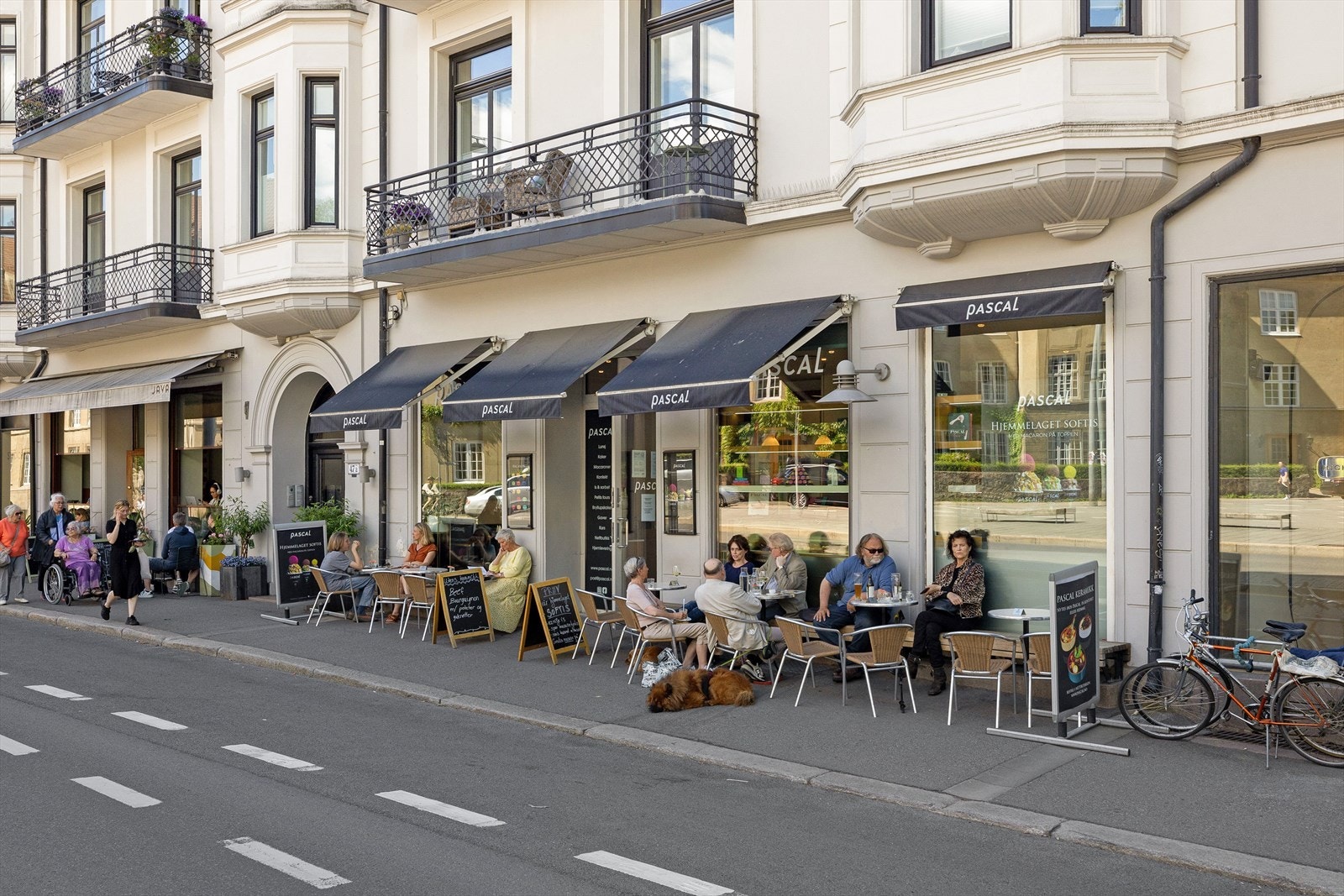 Alt av forretninger, kaféer, restauranter, underholdnings- og servicetilbud ligger en kort spasertur unna Galleribilde