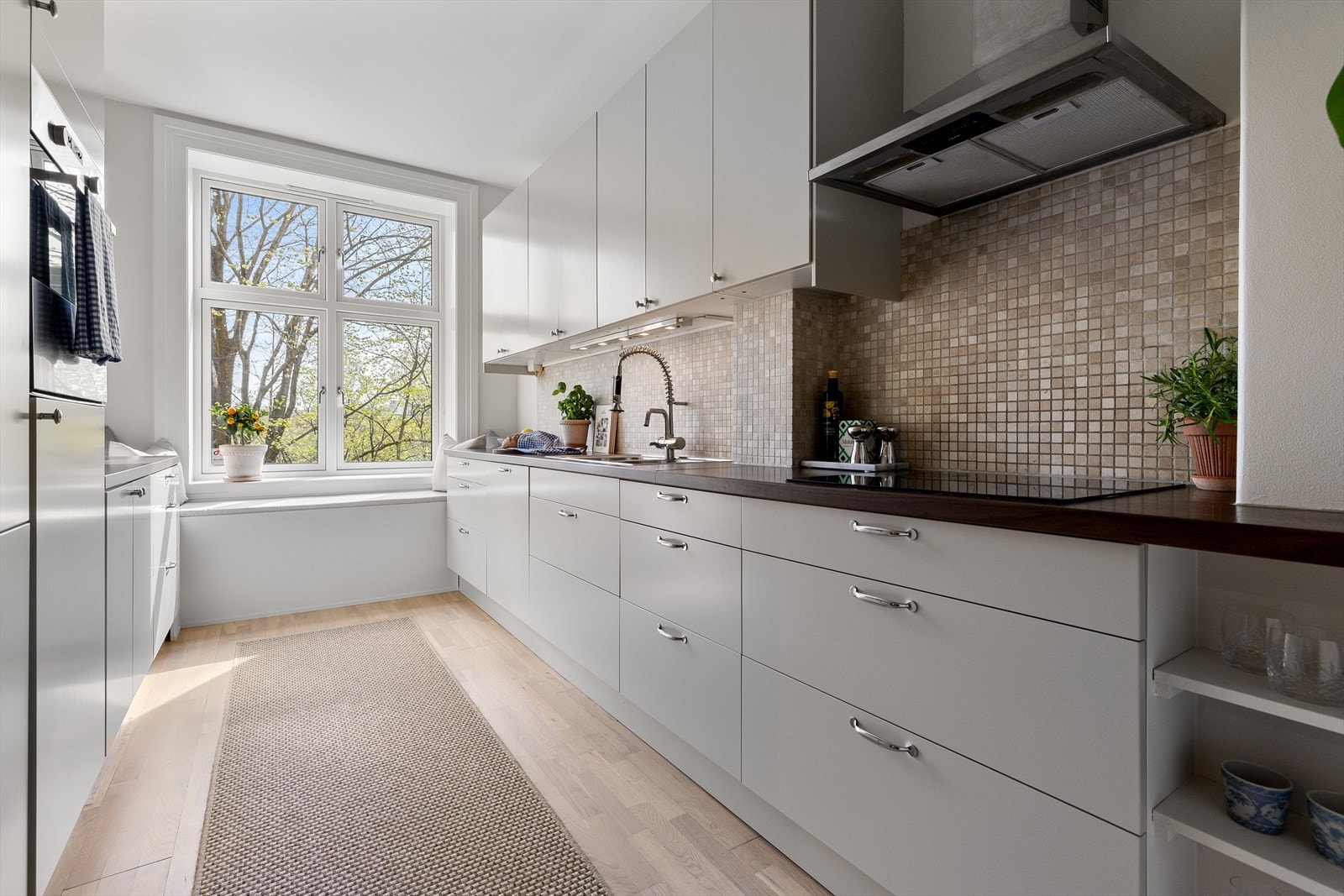 Stort, velutstyrt og flott kjøkken med integrerte hvitevarer Galleribilde