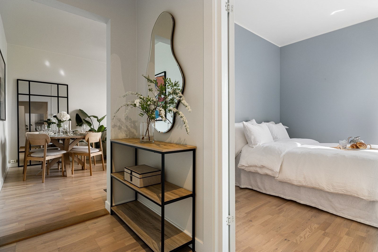 Entré med god takhøyde og lysmalte veggflater. Leiligheten ble malt opp i 2025 Galleribilde