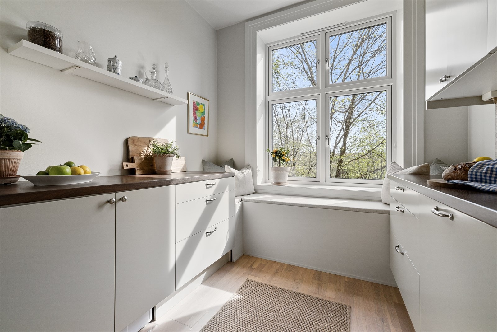 Store vindusflater og gode lysforhold, godt tilrettelagt for gode stunder med kokkelering og bakst Galleribilde