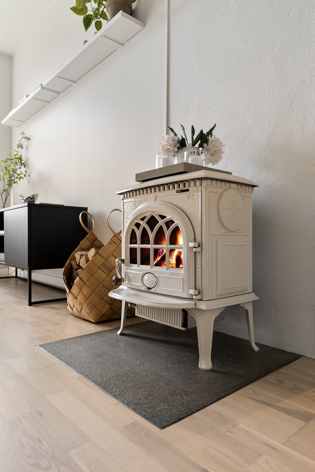 Sjarmerende peis i stue Galleribilde