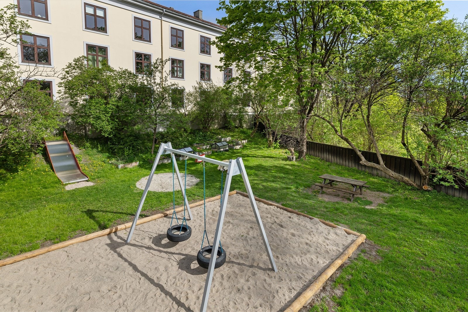 Lekeareal, samt flere sittegrupper og felles grillplass. Det er også felles sykkelparkering i borettslaget Galleribilde