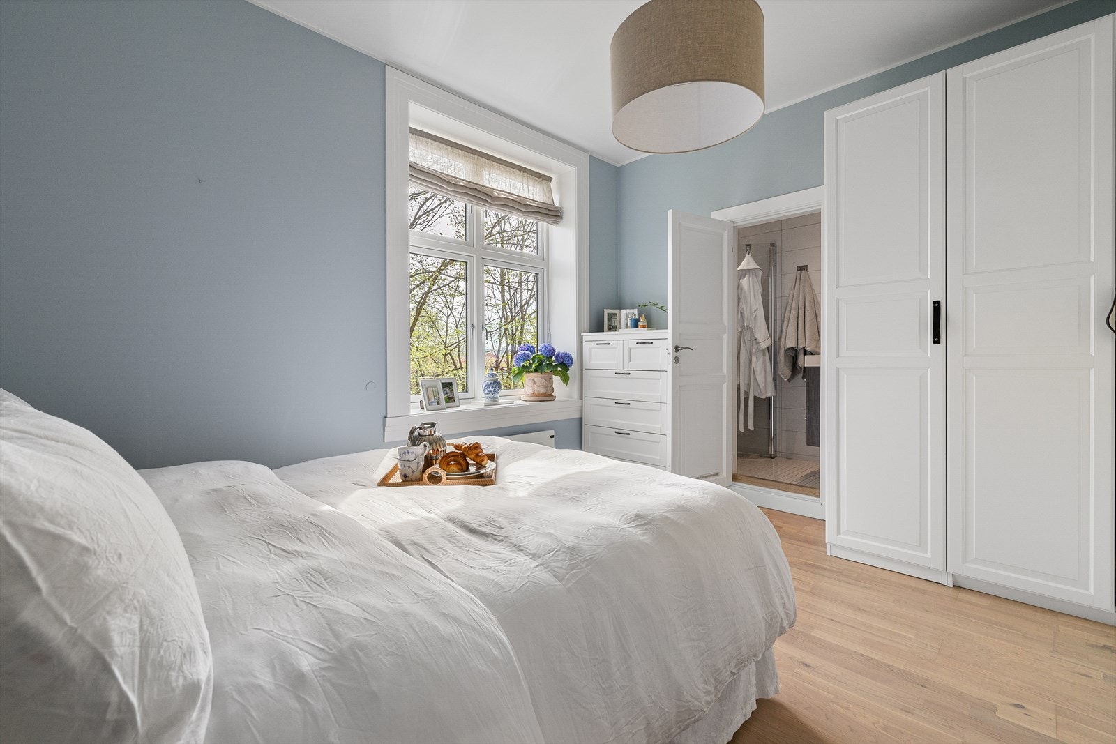 Gode oppbevaringsmuligheter i medfølgende garderobeskap. Adkomst til bad Galleribilde