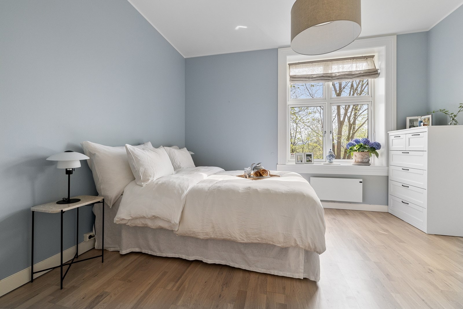 Stort og svalt soverom med god takhøyde, stort vindu og masse lys Galleribilde