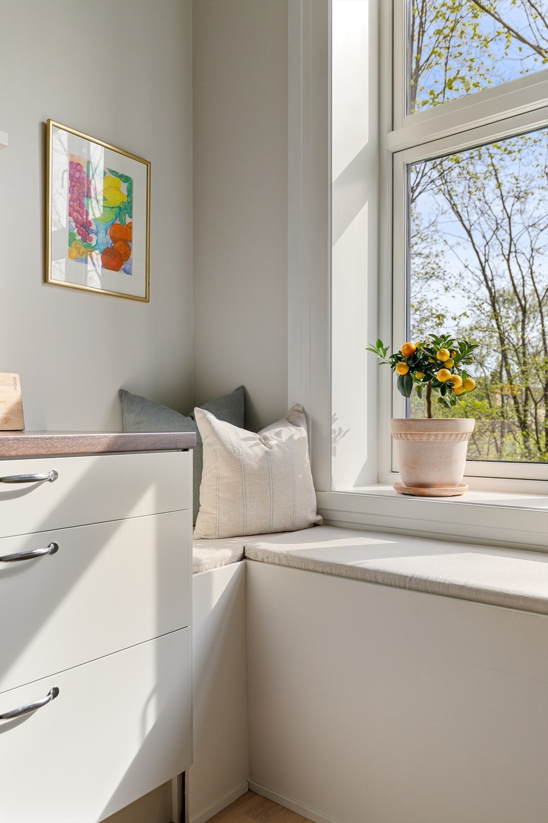 Sittebenken under kjøkkenvinduet inviterer til rolige stunder med grønt og usjenert utsyn. Det er oppbevaring under hele sittebenken Galleribilde