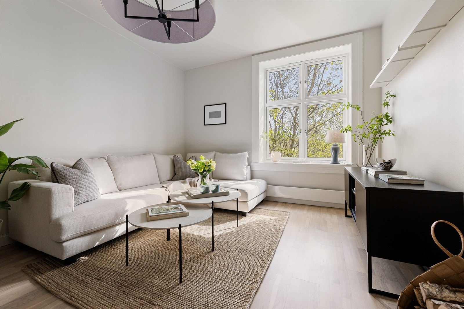 Store vindusflater sikrer meget gode lysforhold og fin romfølelse Galleribilde