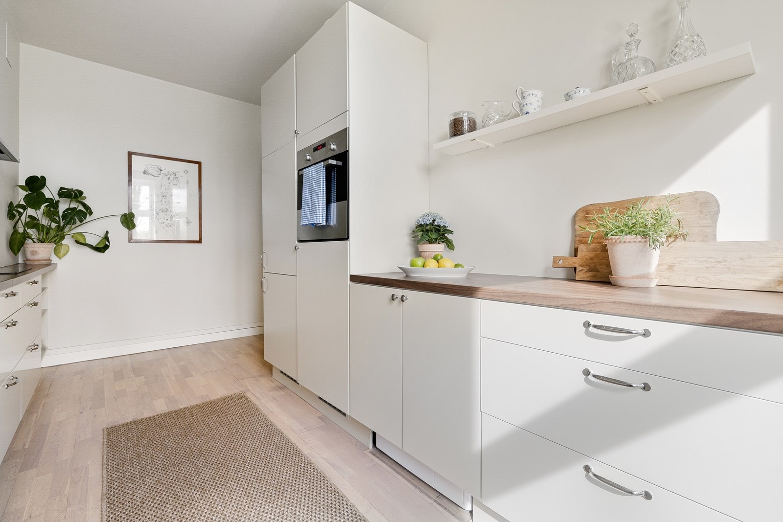 Kjøkkenfrontene ble skiftet i 2025. Kjøl/-fryseskap, stekeovn, oppvaskmaskin og vaskemaskin medfølger Galleribilde