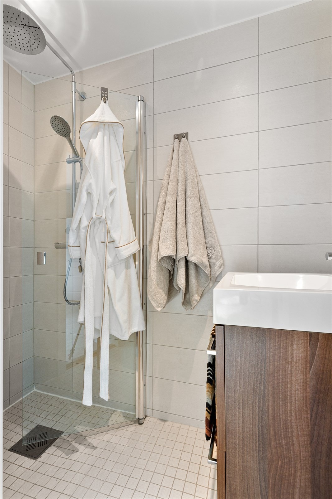 Helfliset bad fra 2011 med varmekabler i gulv og downlights i himling Galleribilde