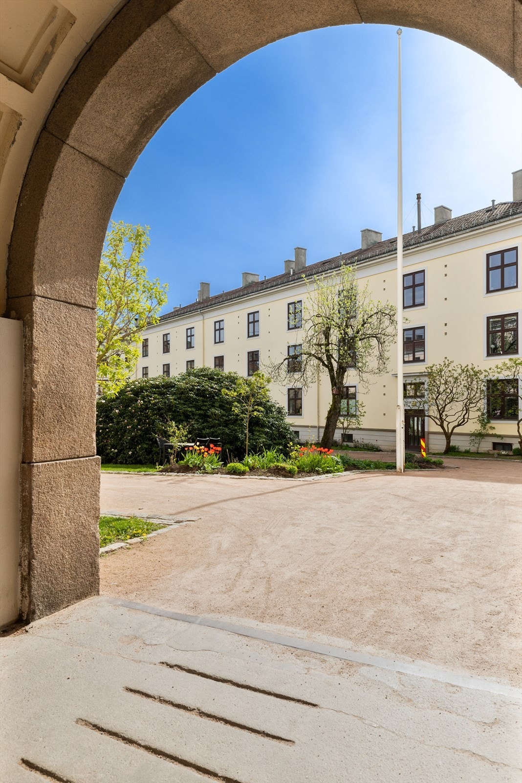 Klassisk bygård og idyllisk tunmiljø - rolig og grønt, midt i byen Galleribilde