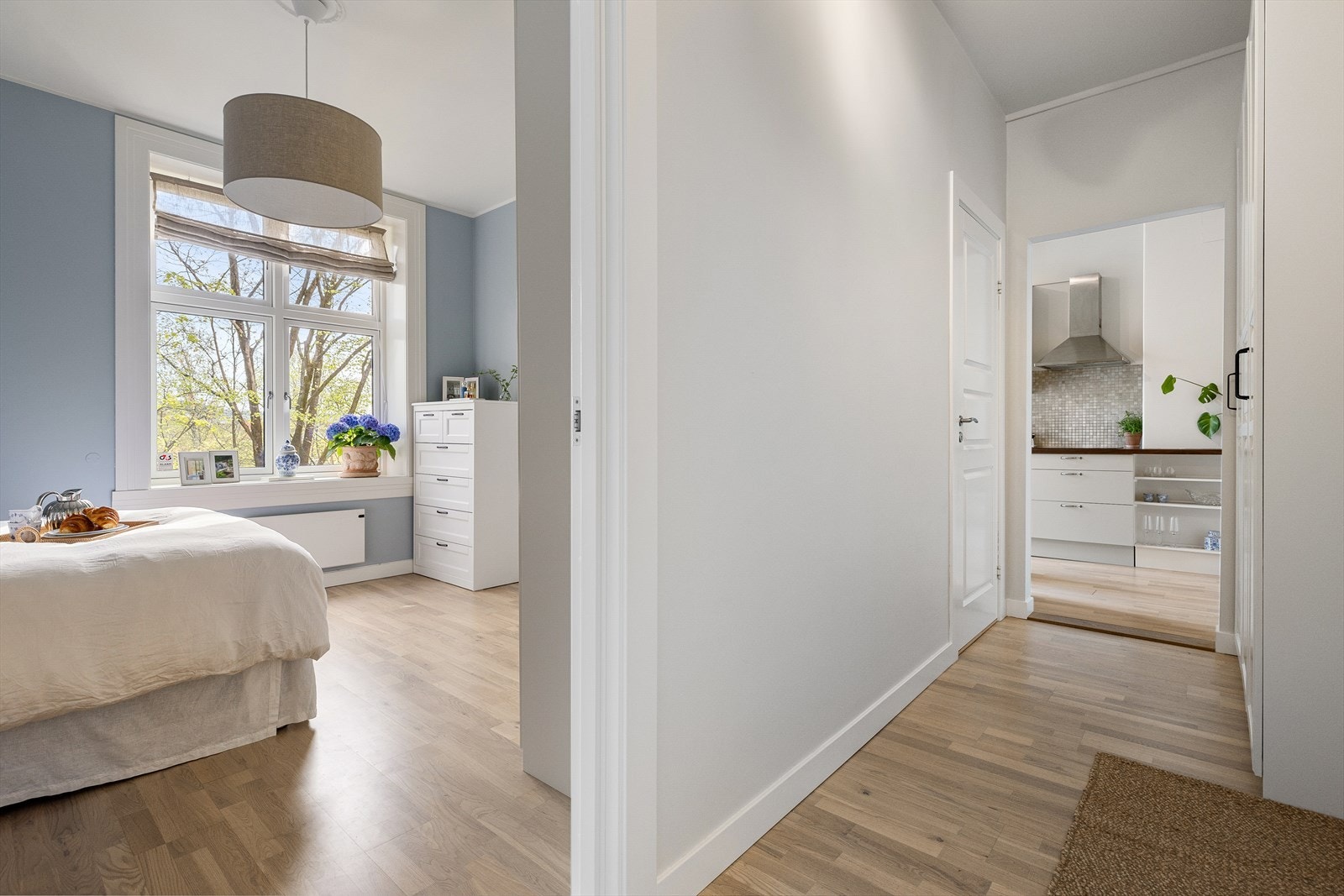 Leiligheten har gode oppbevaringsmuligheter. Garderobeskap i entré og soverom, samt to kjellerboder og én loftsbod Galleribilde