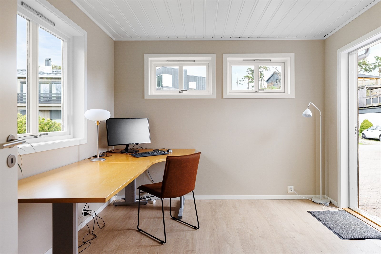 I 1.etasje er det også et rom som egner seg fint som kontor, rommet har egen inngang ved siden av hovedinngangen. Galleribilde