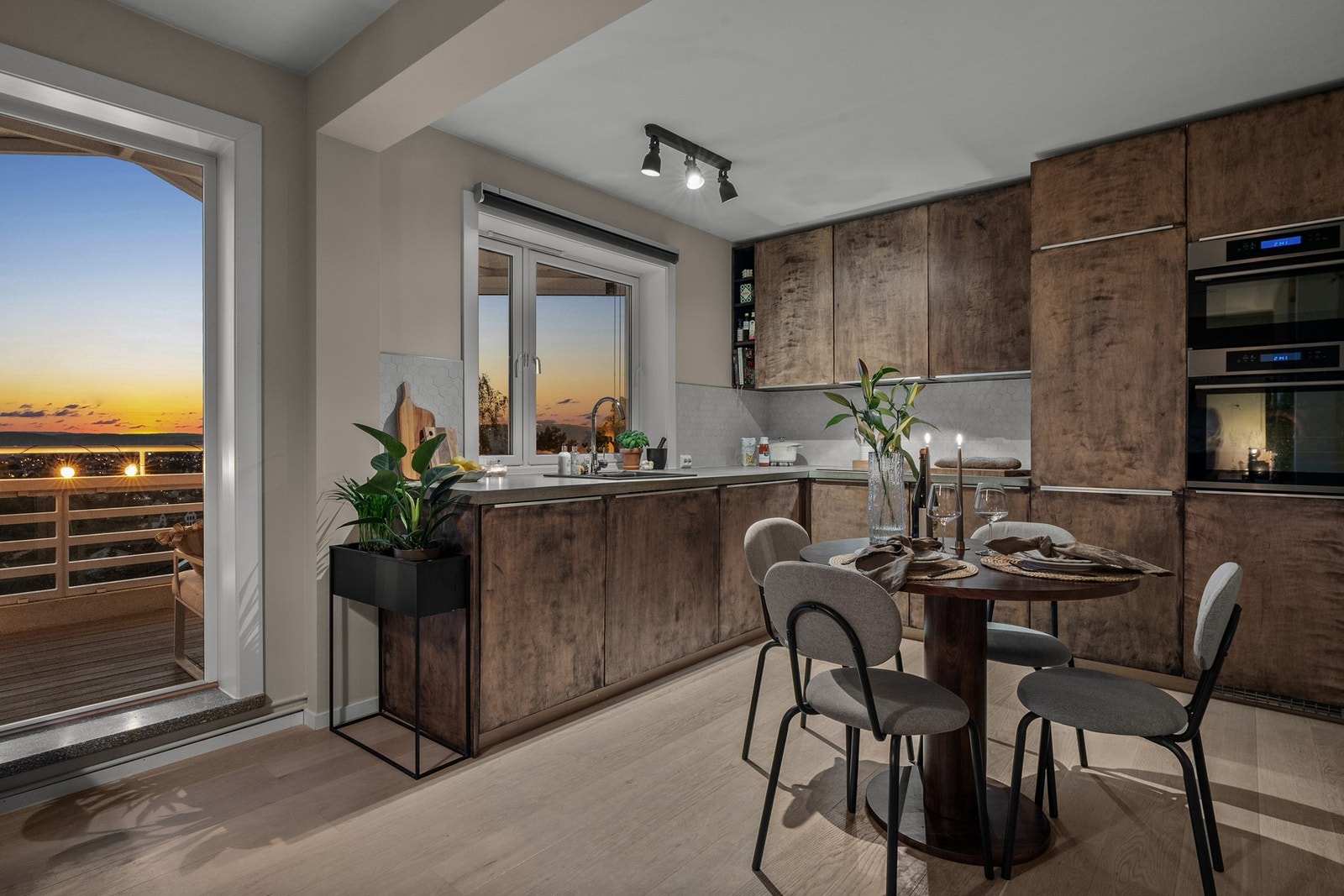 Det er fin plass til spisebord mellom kjøkkenet og stuen. Galleribilde