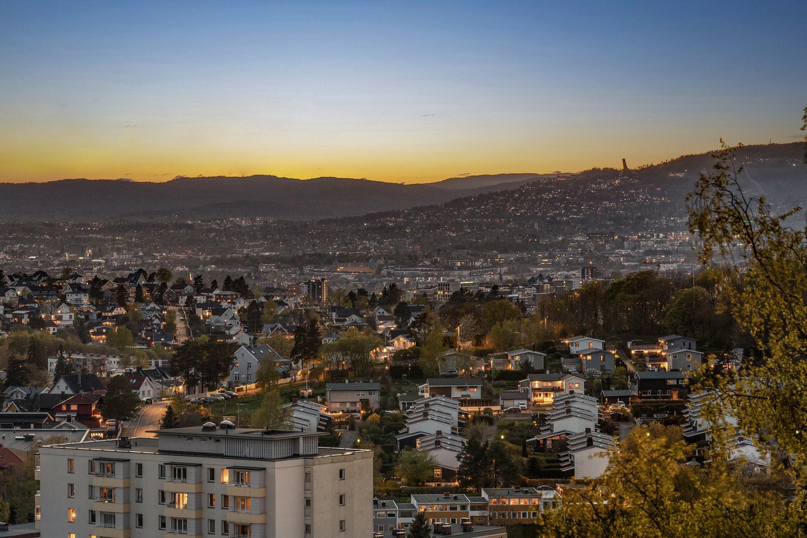 En attraktiv toppleilighet med fritt utsyn over nærområdet og mot Holmenkollåsen. Galleribilde