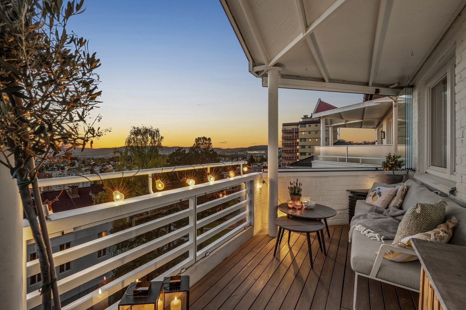 Det er fin plass til flere soner for møblement og plass til grill. Galleribilde