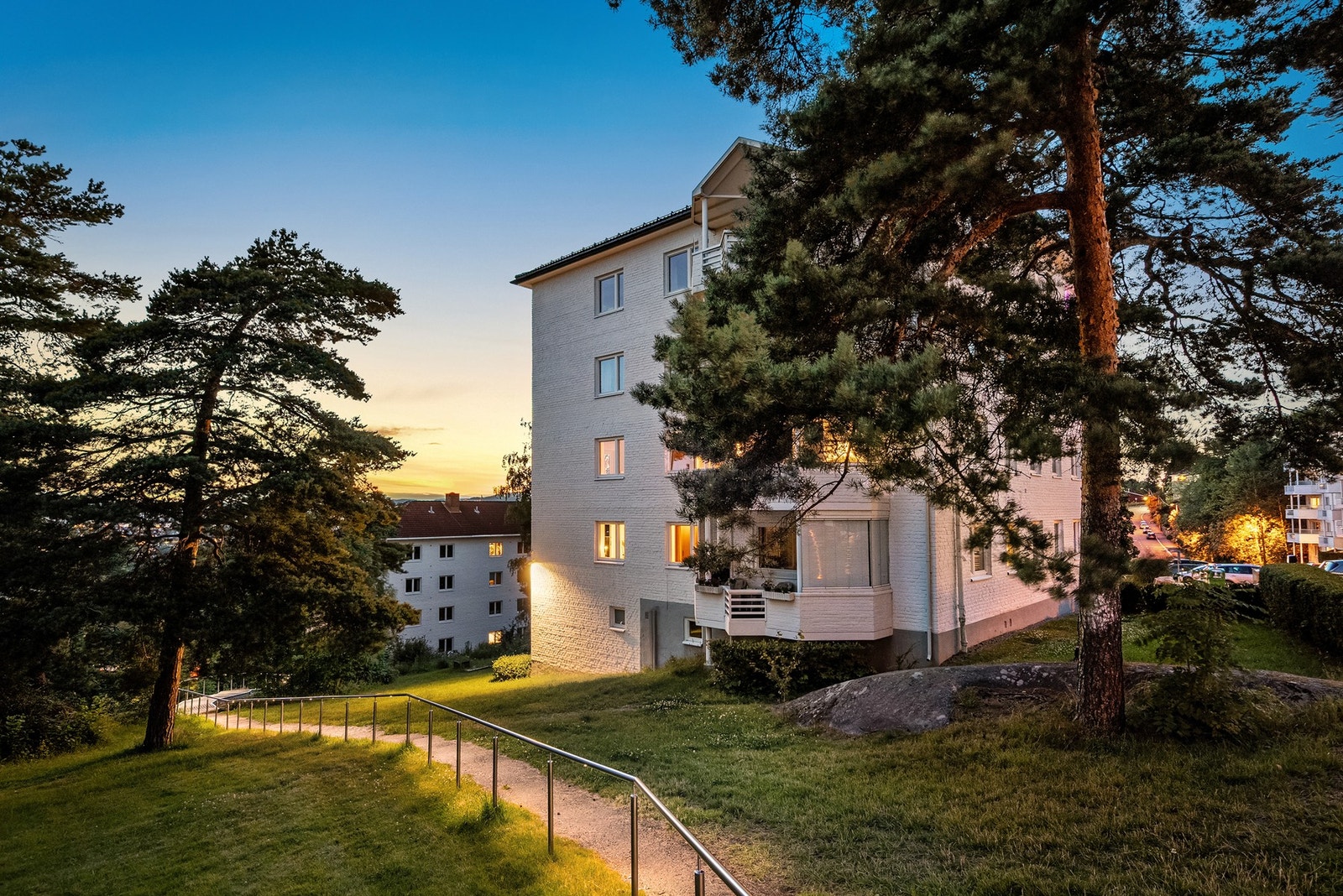 Området rundt blokken er omkranset av grønne flotte omgivelser. Galleribilde