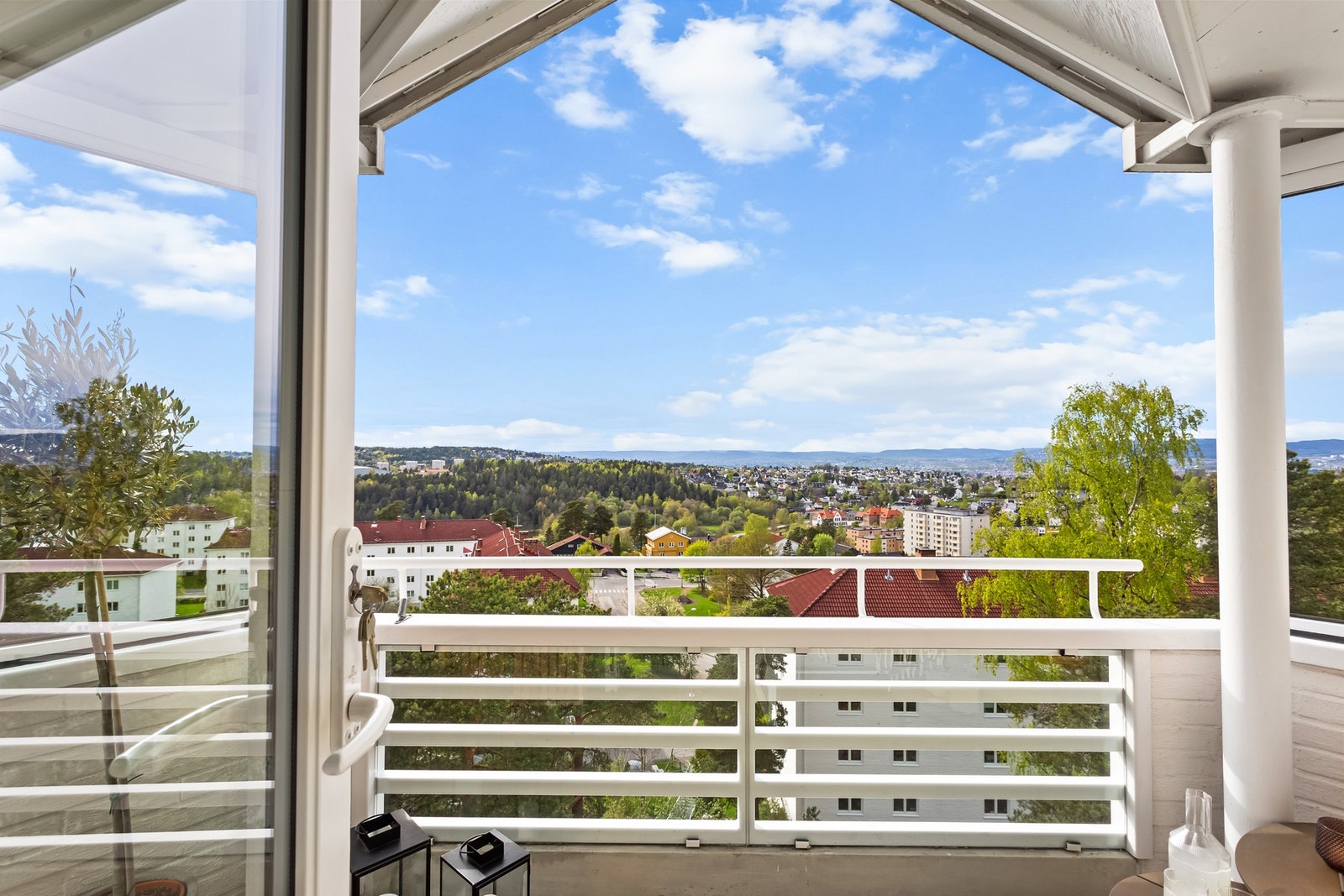 De gode solforholdene kombinert med fritt og luftig utsyn gjør at sommerdagene kan nytes til det fulle. Galleribilde