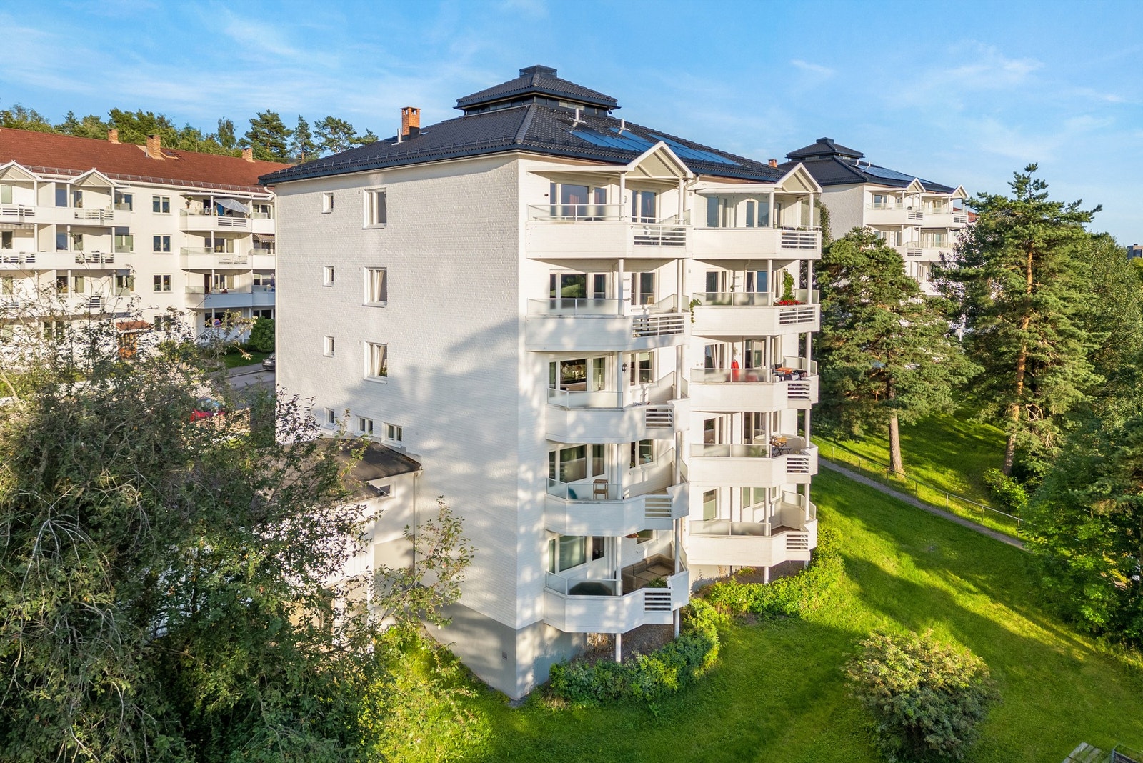 Beliggenhet i toppetasjen gir et fritt utsyn over nabolaget og borettslagets fellesområde. Galleribilde