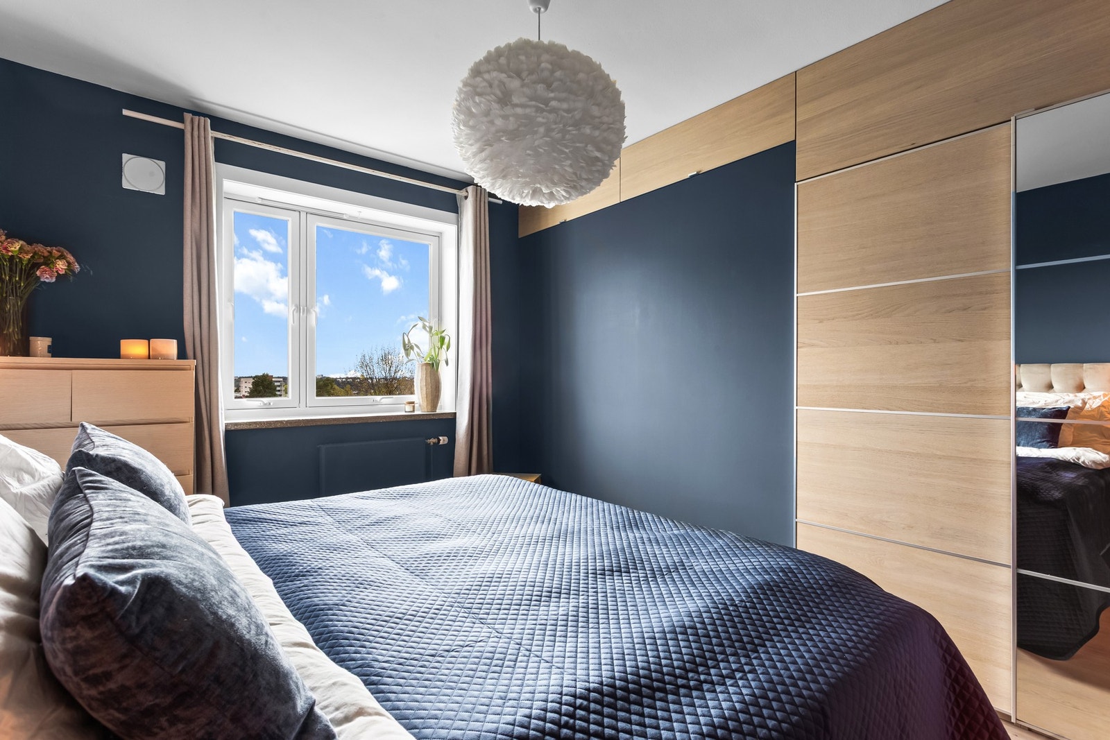 Soverommet har innebygget garderobeskap for oppbevaring. Galleribilde