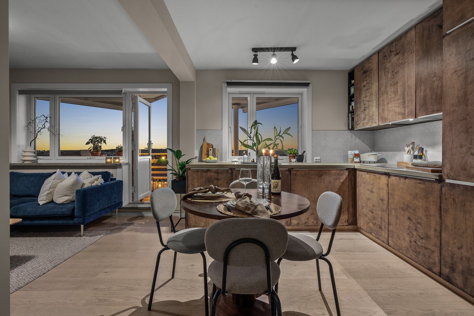 Stuen har glatte veggflater og er malt i en behagelig fargetone. Takhøyden er målt til ca. 2,50 meter. Galleribilde