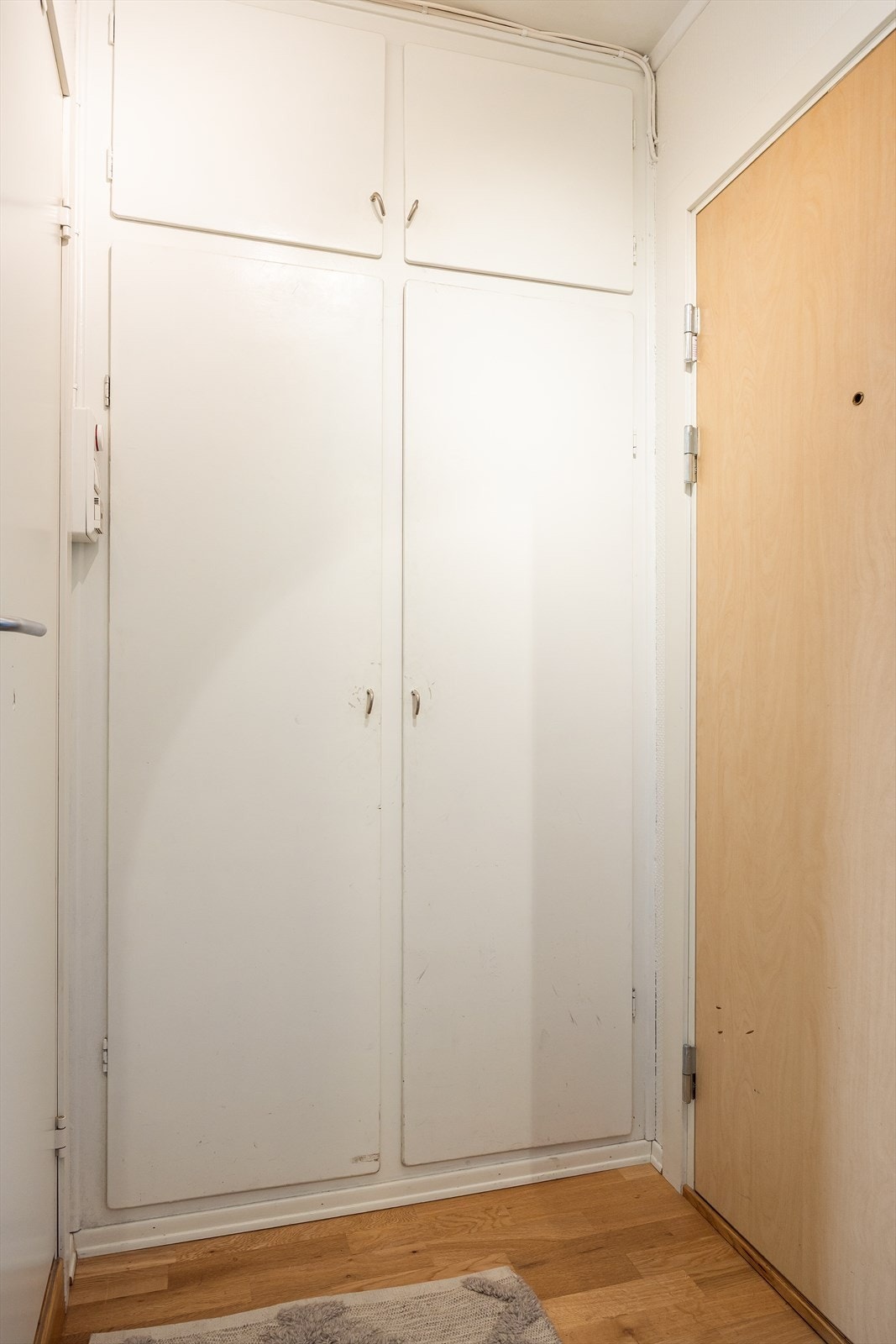 Leiligheten har en åpen entré som gir et godt førsteinntrykk. Her er det plass til å henge fra seg yttertøy og sko i et praktisk, plassbygd skap. Galleribilde