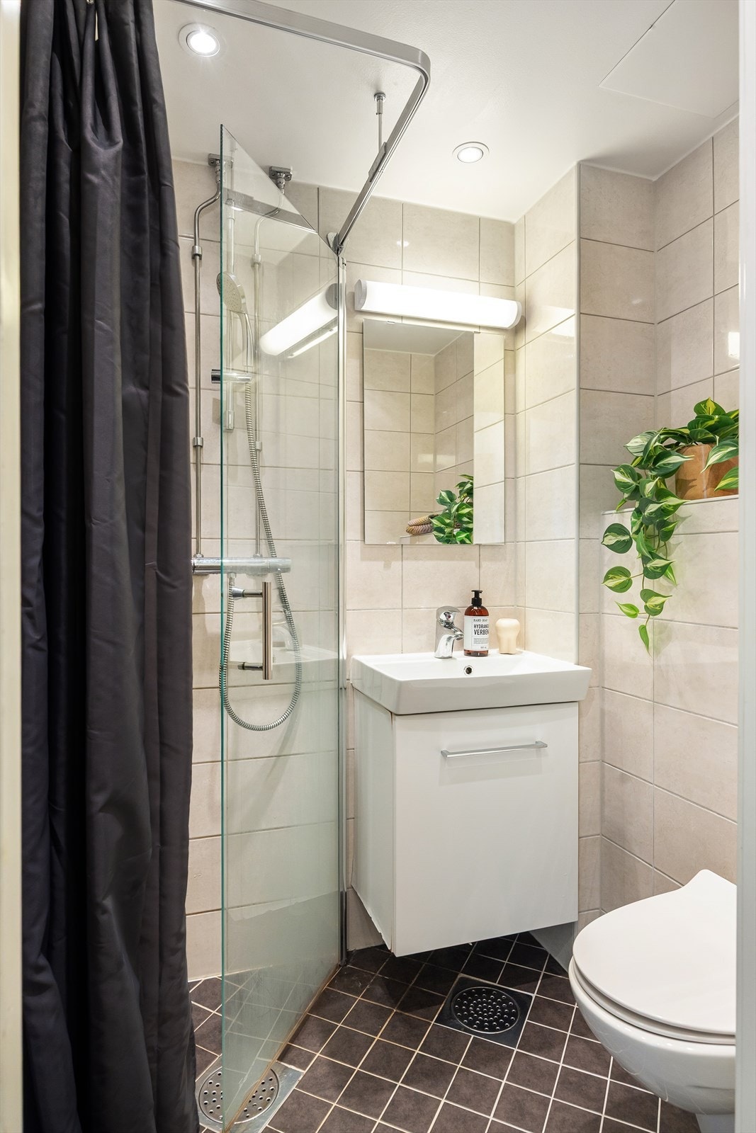Pent flislagt bad med gulvvarme og downlights, rehabilitert av borettslaget i 2013. Galleribilde