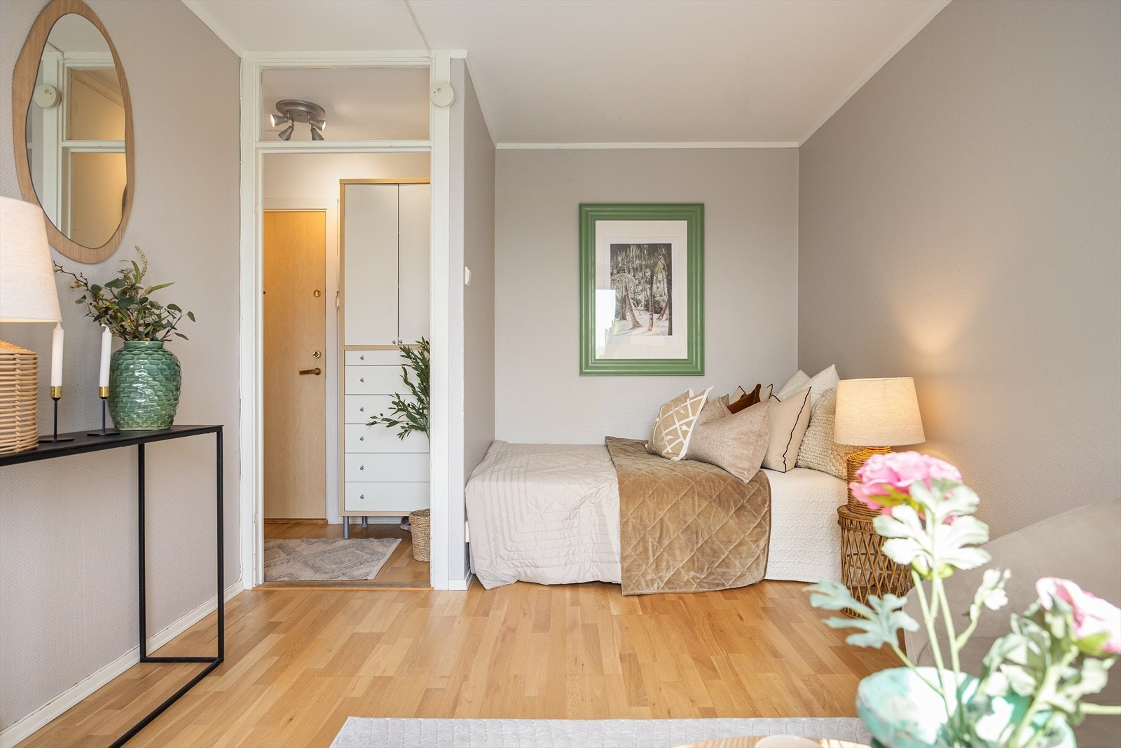Stuen har en praktisk sovealkove med plassbygget seng for optimal utnyttelse av arealet. Galleribilde