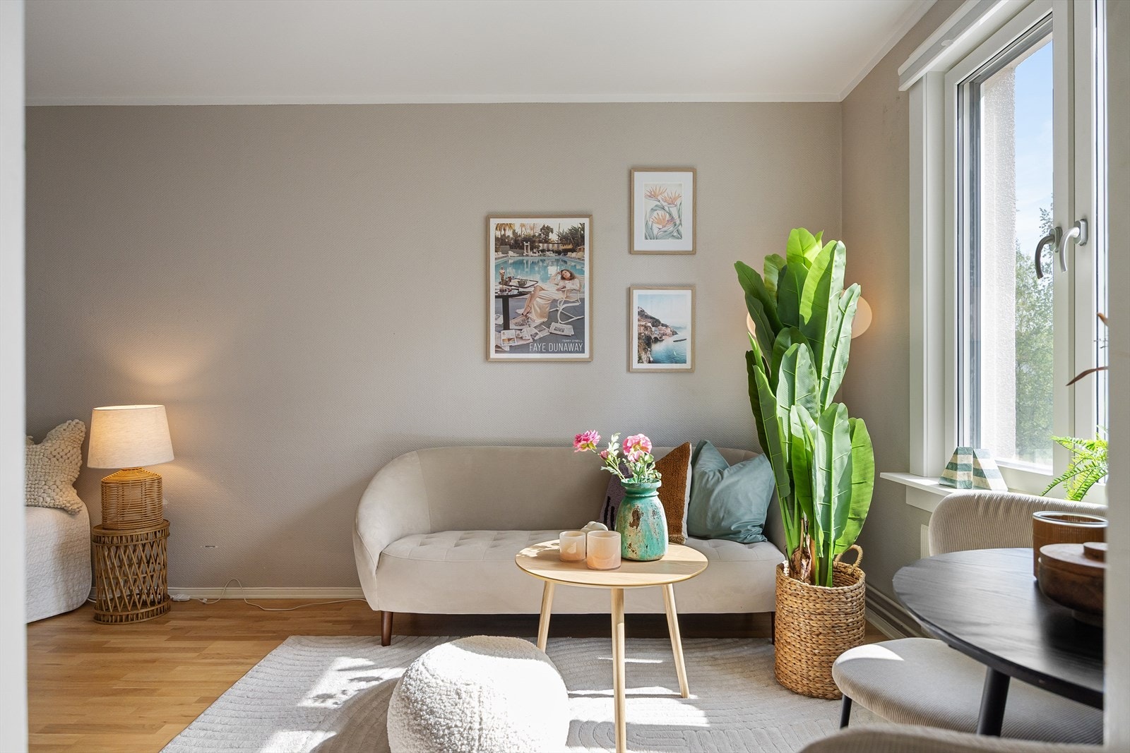 Gulvet er belagt med flott parkett og overflatene er malt i delikate og behagelige fargetoner. Galleribilde