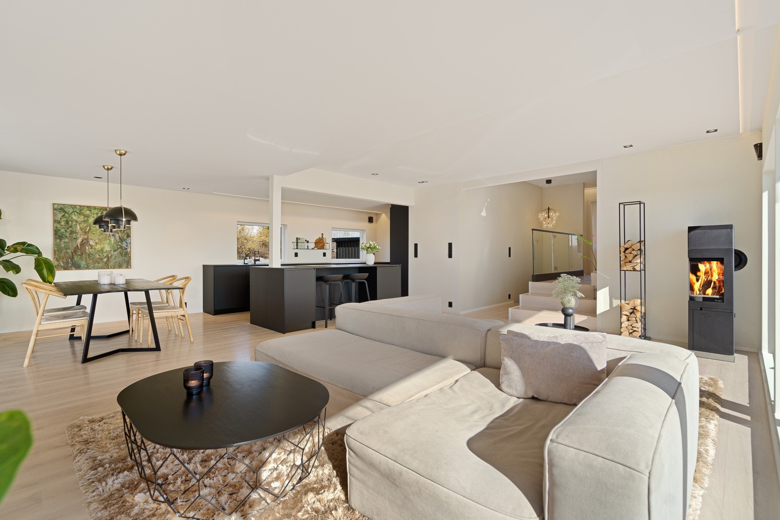 Romslig stue med gode møbleringsmuligheter samt vedovn Galleribilde