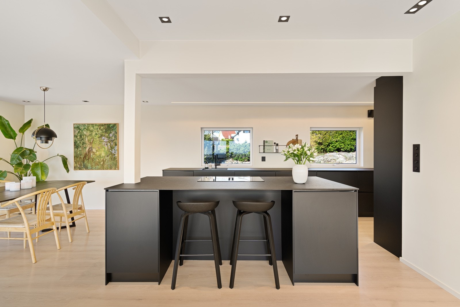 Hyggelig sitteplass på kjøkkenøya, ideell plass for bakring og kokkellering Galleribilde