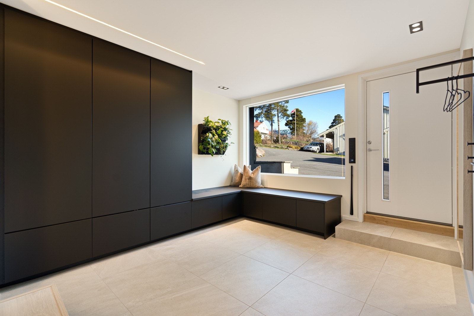 Flott, plassbygget garderobeskap i hallen Galleribilde