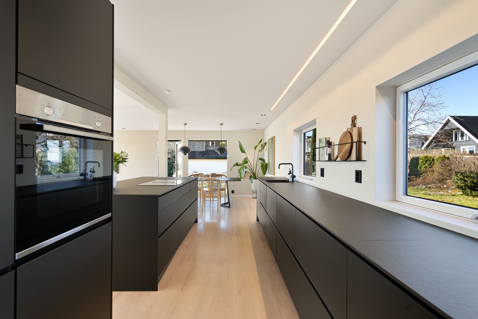 Stilren og moderne kjøkkeninnredning Galleribilde