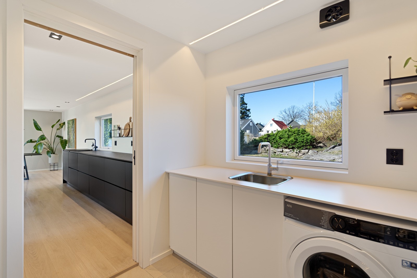 Praktisk vaskerom i 2. etasje, egen utgang/kjøkkeninngang Galleribilde