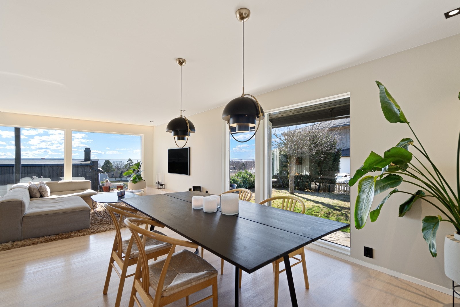 Stor spiseplass i forbindelse med kjøkkenet Galleribilde