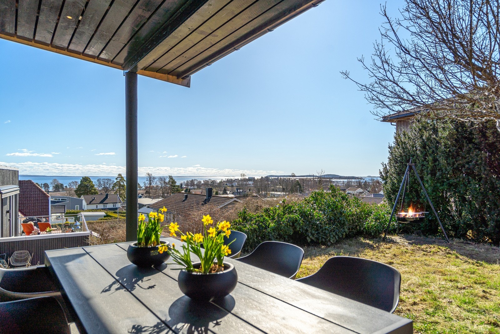 Herlig, delvis overbygget uteplass Galleribilde