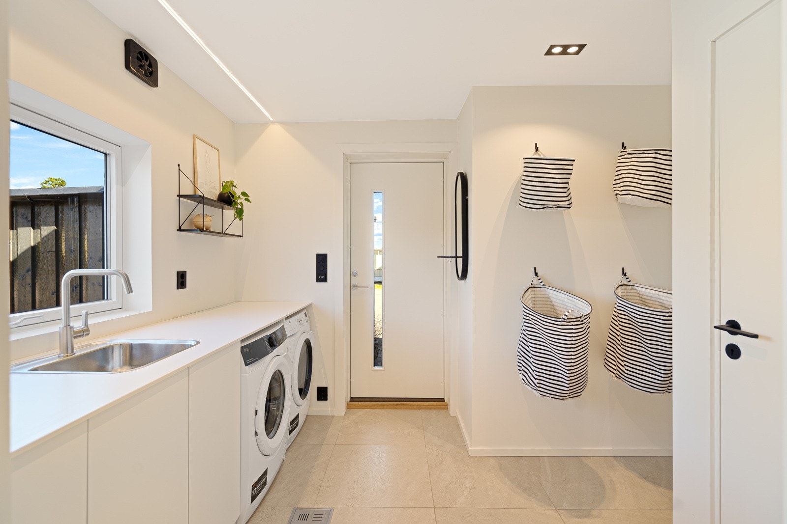 Vaskerommet ligger strategisk plassert i forbindelse med kjøkkenet Galleribilde