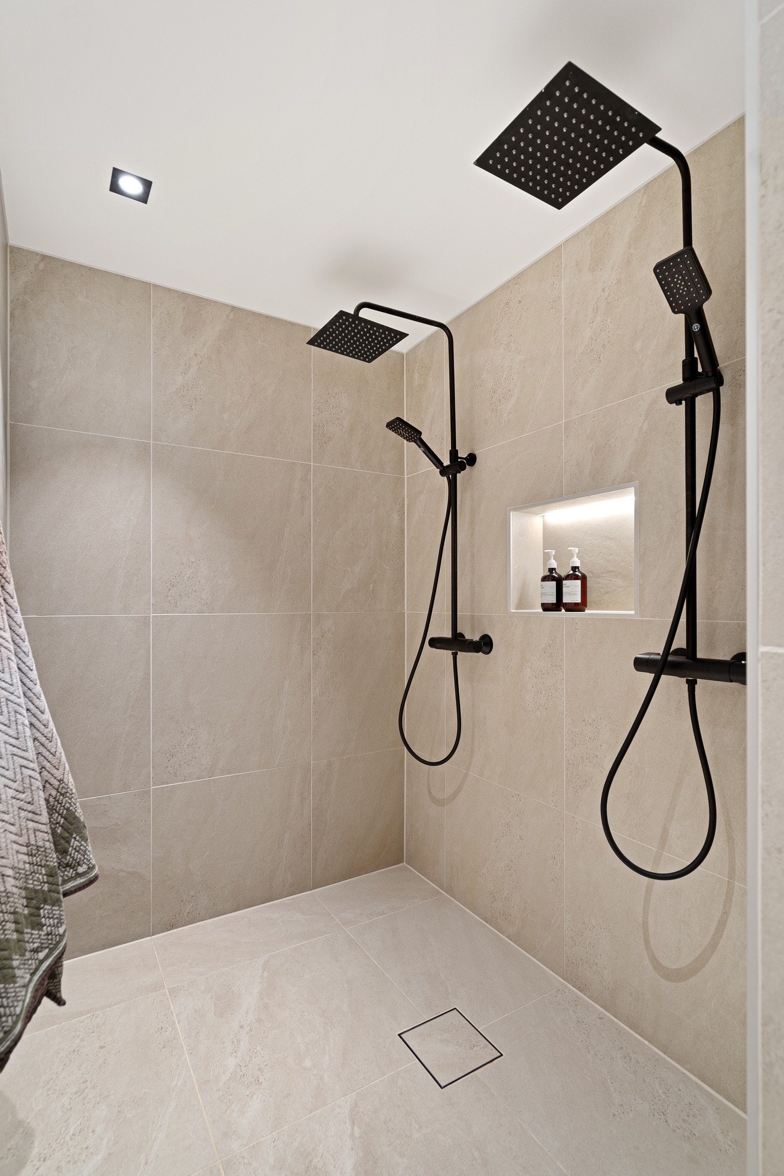 Dobbeldusj på badet i 2. etasje Galleribilde