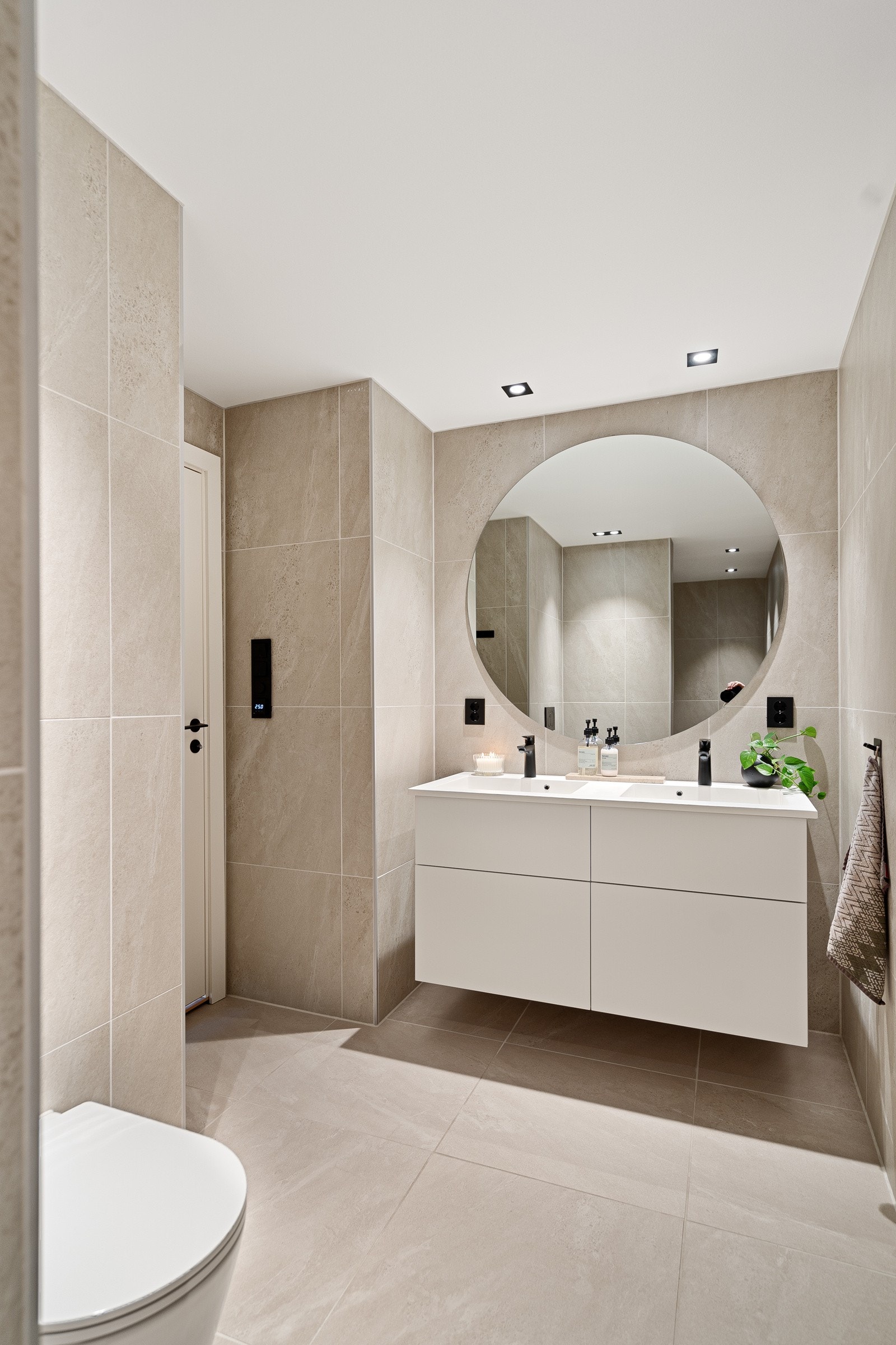 Badet i 1. etasje, delikate fliser på gulv og vegger Galleribilde